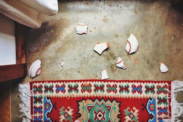 Phong tục đón năm mới có một không hai: Đập vỡ đĩa trước nhà người khác, đốt hình nộm hoặc câu cá trên băng - Ảnh 6.