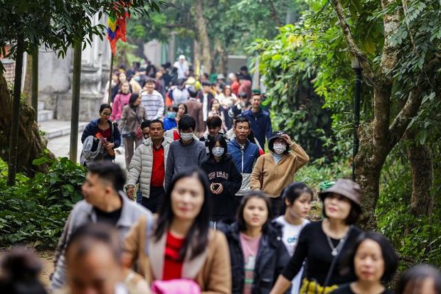 Hàng nghìn người dân đổ về Đền Hùng đi lễ ngày đầu năm - Ảnh 6.
