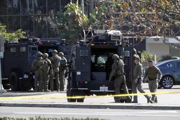Vụ nổ súng ở California: Cảnh sát bao vây xe van trắng, xuất hiện thêm thi thể lạ - Ảnh 3.