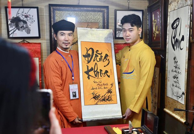 Người dân đổ về Văn Miếu - Quốc Tử Giám xin chữ đầu năm - Ảnh 13. Người dân đổ về Văn Miếu - Quốc Tử Giám xin chữ đầu năm - Ảnh 13.