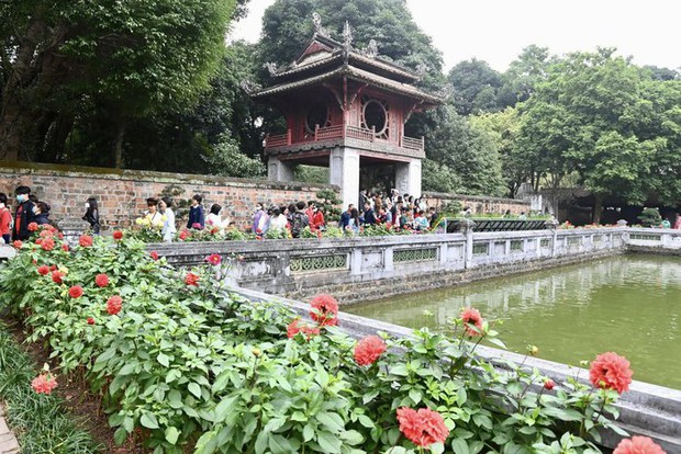 Người dân đổ về Văn Miếu - Quốc Tử Giám xin chữ đầu năm - Ảnh 5. Người dân đổ về Văn Miếu - Quốc Tử Giám xin chữ đầu năm - Ảnh 5.