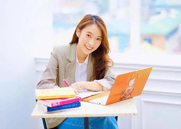 Khánh Vy: Nữ MC tuổi mèo đa zi năng của VTV, học cách quản lý tài chính của tỷ phú Warren Buffett, mua nhà, tậu xe khi 19 tuổi - Ảnh 3.