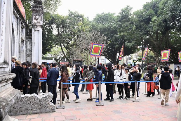 Người dân đổ về Văn Miếu - Quốc Tử Giám xin chữ đầu năm - Ảnh 4. Người dân đổ về Văn Miếu - Quốc Tử Giám xin chữ đầu năm - Ảnh 4.