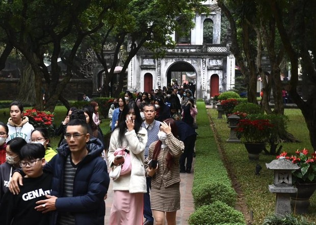 Người dân đổ về Văn Miếu - Quốc Tử Giám xin chữ đầu năm - Ảnh 1. Người dân đổ về Văn Miếu - Quốc Tử Giám xin chữ đầu năm - Ảnh 1.