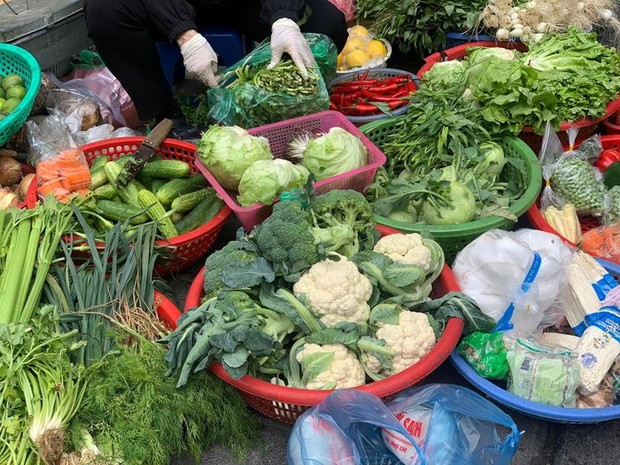 Cập nhật giá rau củ quả tại chợ dân sinh ngày mùng 2 Tết Nguyên đán 2023 - Ảnh 1.