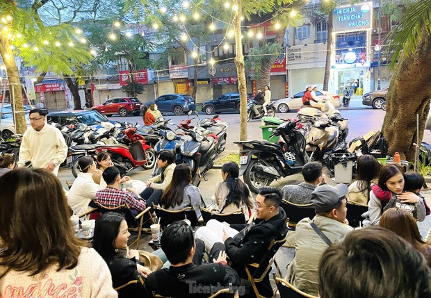 Mùng 2 Tết, quán cà phê, hàng ăn ở Hà Nội đông kín khách - Ảnh 4. Mùng 2 Tết, quán cà phê, hàng ăn ở Hà Nội đông kín khách - Ảnh 4.