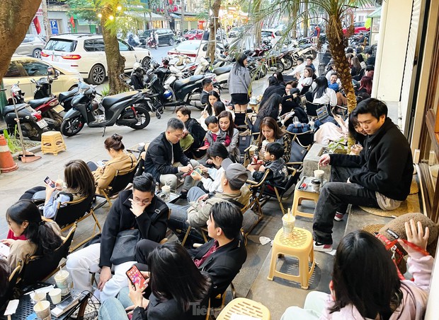 Mùng 2 Tết, quán cà phê, hàng ăn ở Hà Nội đông kín khách - Ảnh 3. Mùng 2 Tết, quán cà phê, hàng ăn ở Hà Nội đông kín khách - Ảnh 3.
