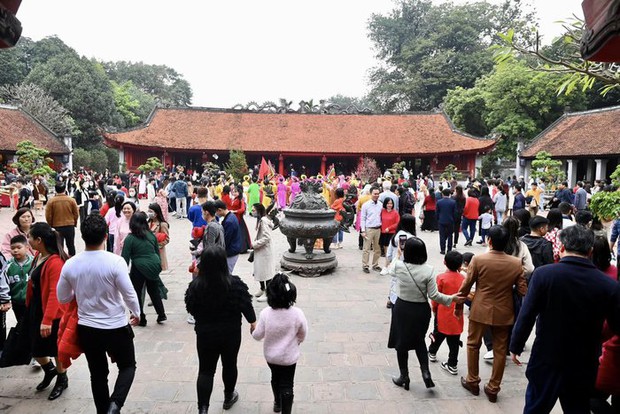 Người dân đổ về Văn Miếu - Quốc Tử Giám xin chữ đầu năm - Ảnh 8. Người dân đổ về Văn Miếu - Quốc Tử Giám xin chữ đầu năm - Ảnh 8.