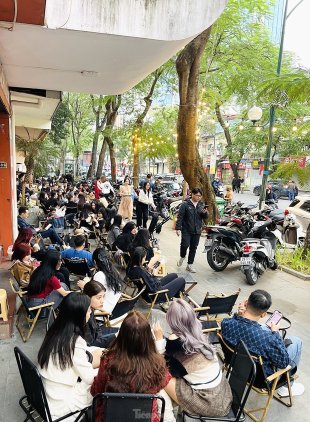 Mùng 2 Tết, quán cà phê, hàng ăn ở Hà Nội đông kín khách - Ảnh 2.