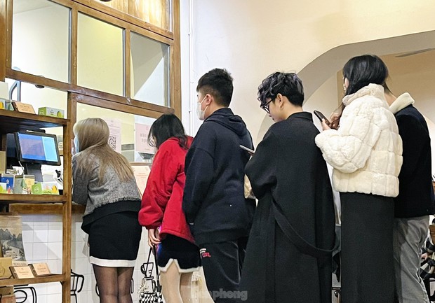 Mùng 2 Tết, quán cà phê, hàng ăn ở Hà Nội đông kín khách - Ảnh 1. Mùng 2 Tết, quán cà phê, hàng ăn ở Hà Nội đông kín khách - Ảnh 1.