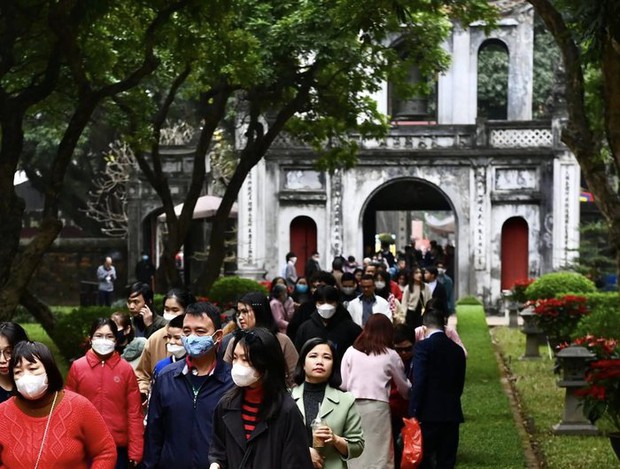 Người dân đổ về Văn Miếu - Quốc Tử Giám xin chữ đầu năm - Ảnh 6. Người dân đổ về Văn Miếu - Quốc Tử Giám xin chữ đầu năm - Ảnh 6.