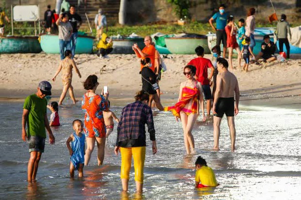 Bãi biển Phan Thiết đông đúc du khách vào mùng 2 Tết Quý Mão - Ảnh 2. Bãi biển Phan Thiết đông đúc du khách vào mùng 2 Tết Quý Mão - Ảnh 2.