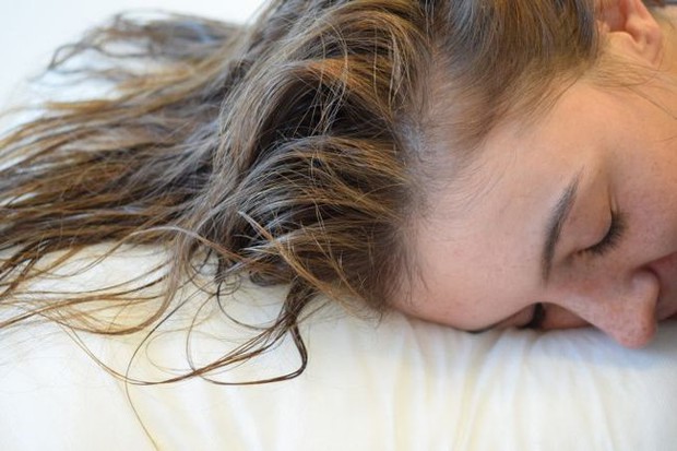 Chuyên gia cảnh báo thói quen đi ngủ này làm tăng nguy cơ rụng tóc, khiến vi khuẩn phát triển - Ảnh 3.