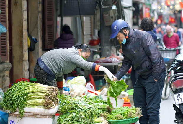 Chợ mùng Ba Tết nhộn nhịp: Lễ cúng hóa vàng, rau xanh đắt khách - Ảnh 11.