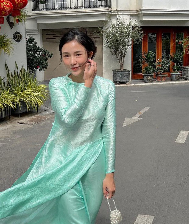 Ngắm áo dài mùng 3 Tết của mỹ nhân Việt: nhiều thiết kế đơn giản nhưng cực kỳ tinh tế, giá lại hợp lý với túi tiền - Ảnh 8. Ngắm áo dài mùng 3 Tết của mỹ nhân Việt: nhiều thiết kế đơn giản nhưng cực kỳ tinh tế, giá lại hợp lý với túi tiền - Ảnh 8.
