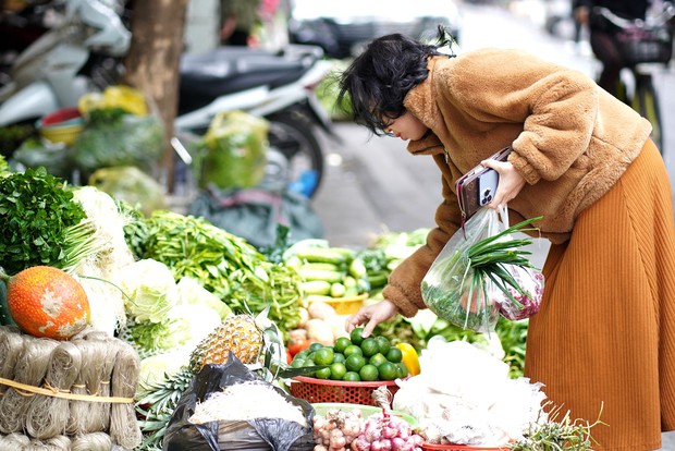 Chợ mùng Ba Tết nhộn nhịp: Lễ cúng hóa vàng, rau xanh đắt khách - Ảnh 10. Chợ mùng Ba Tết nhộn nhịp: Lễ cúng hóa vàng, rau xanh đắt khách - Ảnh 10.