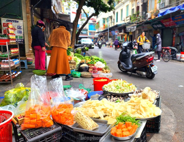 Chợ mùng Ba Tết nhộn nhịp: Lễ cúng hóa vàng, rau xanh đắt khách - Ảnh 9.