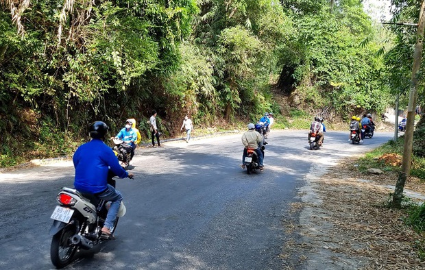 Xe ôm hốt bạc nhờ du khách rủ nhau lên nóc nhà miền Tây - Ảnh 1.