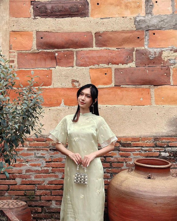 Ngắm áo dài mùng 3 Tết của mỹ nhân Việt: nhiều thiết kế đơn giản nhưng cực kỳ tinh tế, giá lại hợp lý với túi tiền - Ảnh 5.