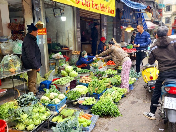 Chợ mùng Ba Tết nhộn nhịp: Lễ cúng hóa vàng, rau xanh đắt khách - Ảnh 7.