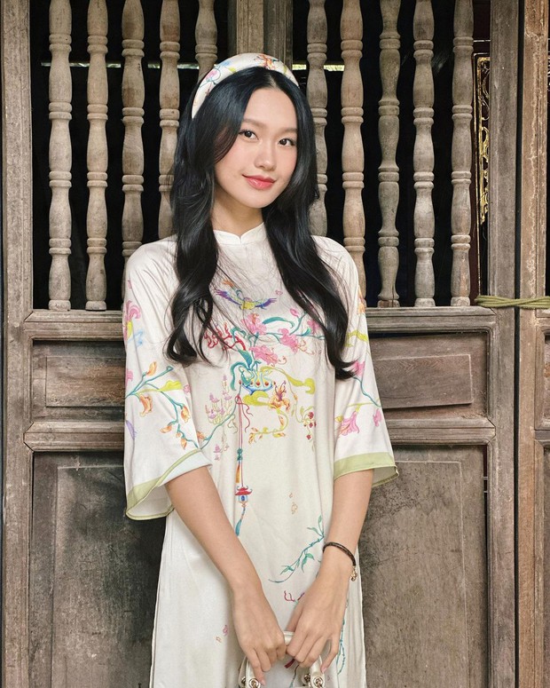 Ngắm áo dài mùng 3 Tết của mỹ nhân Việt: nhiều thiết kế đơn giản nhưng cực kỳ tinh tế, giá lại hợp lý với túi tiền - Ảnh 2.