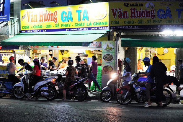 Người dân TP.HCM xếp hàng mua gà cúng tiễn đưa ông bà - Ảnh 1. Người dân TP.HCM xếp hàng mua gà cúng tiễn đưa ông bà - Ảnh 1.