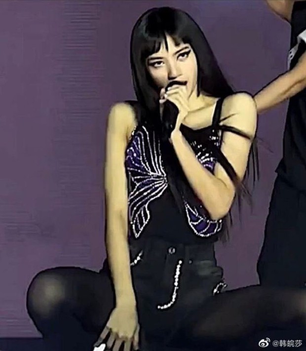 Lisa (BLACKPINK) gây tranh cãi khi đổi tóc mái 10 tỷ won, visual thế nào mà khiến fan suýt thì không nhận ra? - Ảnh 3.