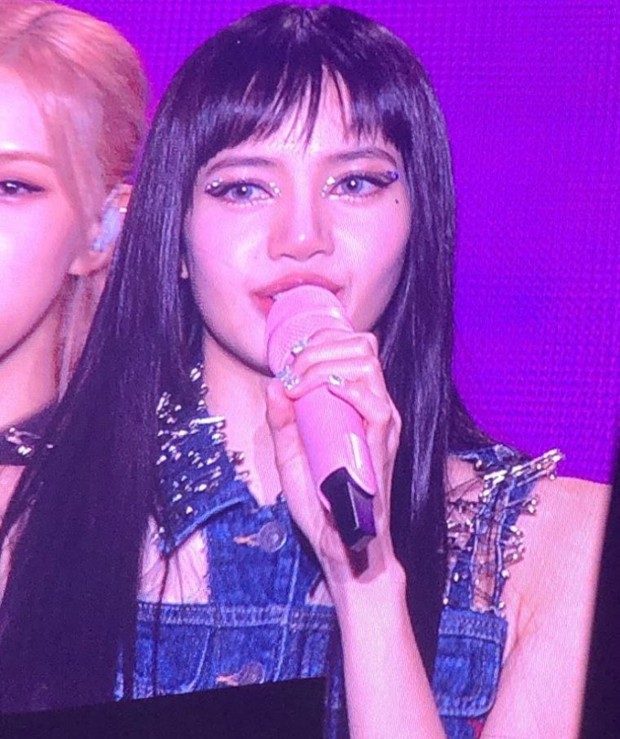 Lisa (BLACKPINK) caused controversy when she changed her bangs for 10 billion won, how does her visual make fans almost unrecognizable?  - Photo 4.