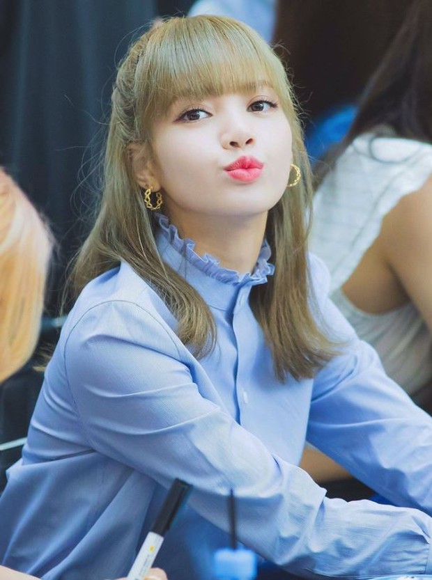 Lisa (BLACKPINK) caused controversy when she changed her bangs for 10 billion won, how does her visual make fans almost unrecognizable?  - Photo 8.