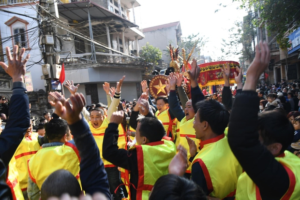Biển người đổ về lễ hội Đồng Kỵ, Bắc Ninh trong ngày mồng 4 Tết - Ảnh 5.