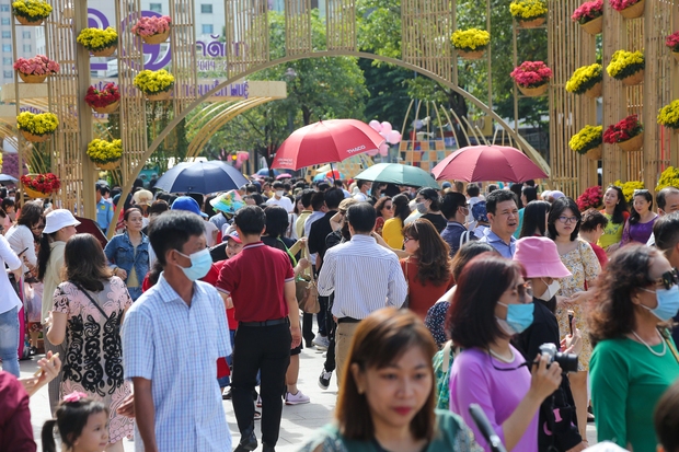 Đuờng hoa Nguyễn Huệ đông nghẹt khách du Xuân trước ngày đóng cửa - Ảnh 4.