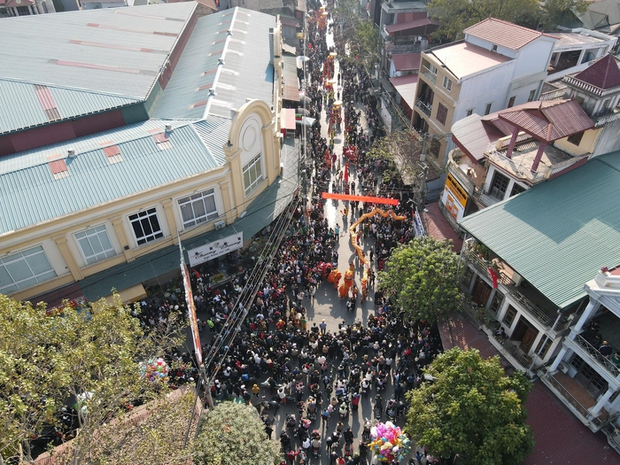 Biển người đổ về lễ hội Đồng Kỵ, Bắc Ninh trong ngày mồng 4 Tết - Ảnh 3.