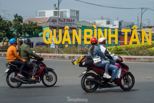 Mùng Bốn Tết, người dân miền Tây lỉnh kỉnh đồ đạc quay lại TP.HCM - Ảnh 16.