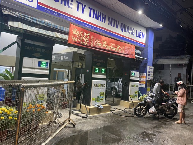 Hai cây xăng ngưng bán ở TP.HCM là do... ngân hàng nghỉ Tết - Ảnh 1. Hai cây xăng ngưng bán ở TP.HCM là do... ngân hàng nghỉ Tết - Ảnh 1.