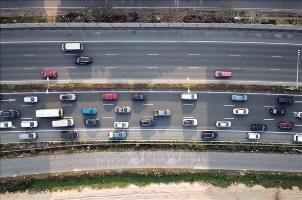 Mùng 4 Tết, người dân ùn ùn trở lại Hà Nội - Ảnh 10.