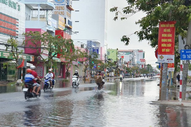 Bất thường đường phố TP. Cần Thơ ngập sâu trong nước dịp Tết Nguyên đán - Ảnh 7. Bất thường đường phố TP. Cần Thơ ngập sâu trong nước dịp Tết Nguyên đán - Ảnh 7.