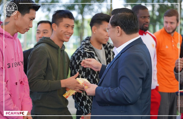 Văn Hậu, Văn Thanh, Văn Đức... nhận lì xì trong ngày khai xuân - Ảnh 1. Văn Hậu, Văn Thanh, Văn Đức... nhận lì xì trong ngày khai xuân - Ảnh 1.