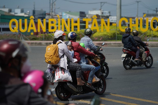 Mùng Bốn Tết, người dân miền Tây lỉnh kỉnh đồ đạc quay lại TP.HCM - Ảnh 14.