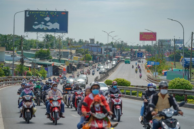 Mùng Bốn Tết, người dân miền Tây lỉnh kỉnh đồ đạc quay lại TP.HCM - Ảnh 10.