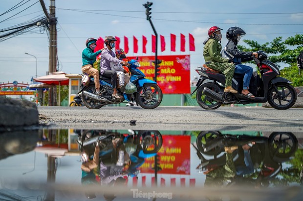 Mùng Bốn Tết, người dân miền Tây lỉnh kỉnh đồ đạc quay lại TP.HCM - Ảnh 9.