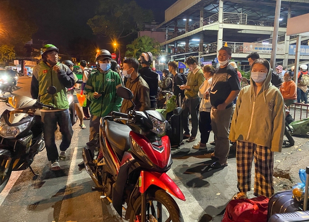 Rạng sáng mùng 5 Tết, người dân quay trở lại TP.HCM sớm - Ảnh 11.