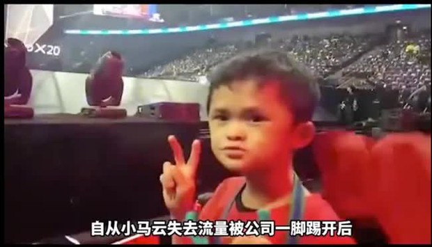 Cậu bé được mệnh danh là tiểu Jack Ma bị bắt gặp đi xin tiền trên đường, dân mạng xót xa vì bi kịch của hiện tượng mạng đình đám một thời - Ảnh 3.