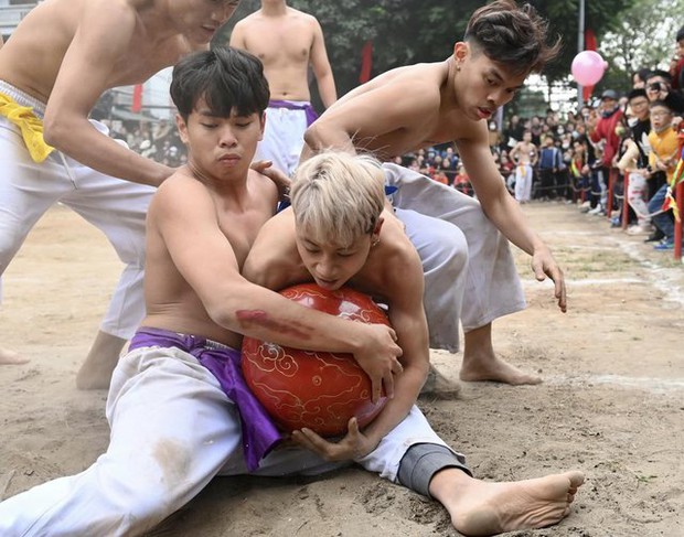 Trai làng Thuý Lĩnh, Hà Nội so tài đọ sức trong lễ hội vật cầu đầu năm - Ảnh 5. Trai làng Thuý Lĩnh, Hà Nội so tài đọ sức trong lễ hội vật cầu đầu năm - Ảnh 5.