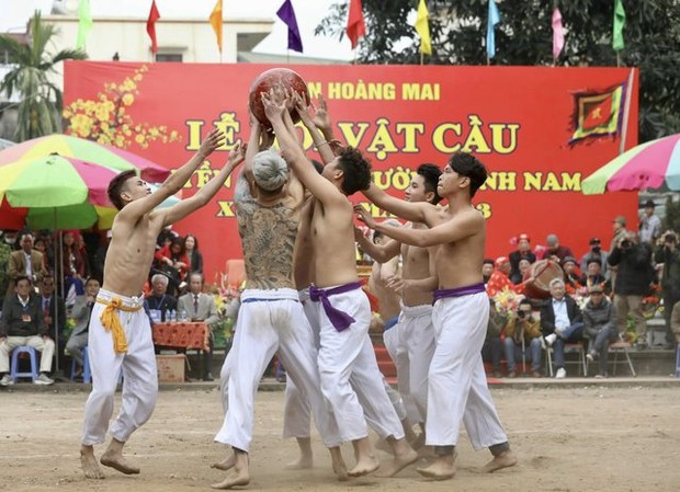 Trai làng Thuý Lĩnh, Hà Nội so tài đọ sức trong lễ hội vật cầu đầu năm - Ảnh 3.