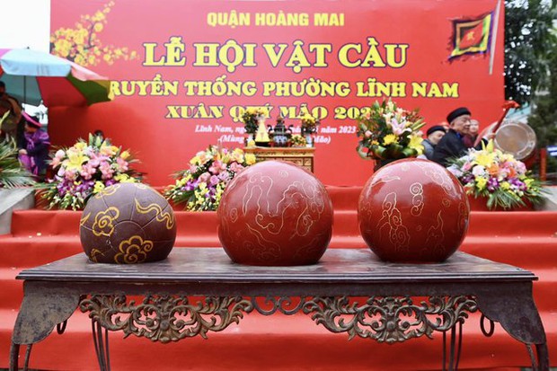 Trai làng Thuý Lĩnh, Hà Nội so tài đọ sức trong lễ hội vật cầu đầu năm - Ảnh 2.