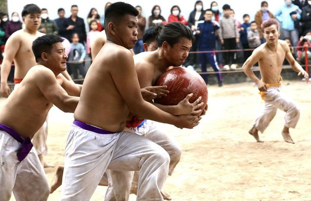 Trai làng Thuý Lĩnh, Hà Nội so tài đọ sức trong lễ hội vật cầu đầu năm - Ảnh 1. Trai làng Thuý Lĩnh, Hà Nội so tài đọ sức trong lễ hội vật cầu đầu năm - Ảnh 1.