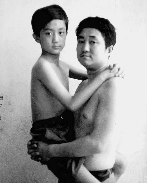Chụp đúng một dáng cùng con trai trong 28 năm, người cha lưu giữ sự lớn lên của con bằng bộ ảnh cảm động - Ảnh 12.