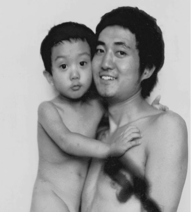 Chụp đúng một dáng cùng con trai trong 28 năm, người cha lưu giữ sự lớn lên của con bằng bộ ảnh cảm động - Ảnh 4.