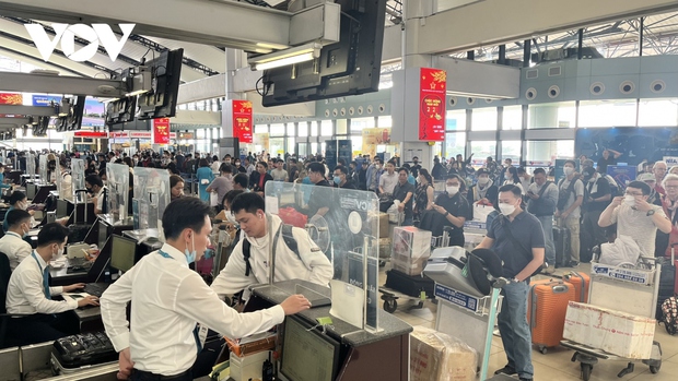 Nội Bài, Tân Sơn Nhất đón lượng khách cao kỷ lục những ngày Tết Quý Mão 2023 - Ảnh 2. Nội Bài, Tân Sơn Nhất đón lượng khách cao kỷ lục những ngày Tết Quý Mão 2023 - Ảnh 2.