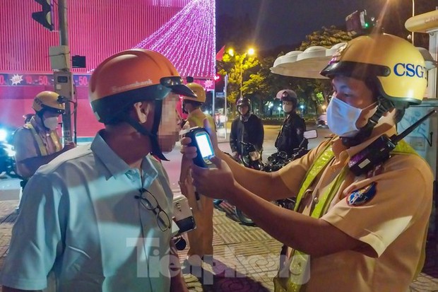 Bị CSGT phạt kịch khung vì nồng độ cồn, tài xế phân trần nhà gần... chỗ nhậu - Ảnh 2. Bị CSGT phạt kịch khung vì nồng độ cồn, tài xế phân trần nhà gần... chỗ nhậu - Ảnh 2.